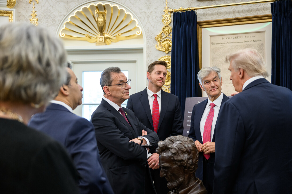 Трамп постигна договор со Pfizer за намалување на цената на лековите во САД