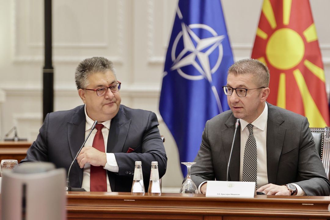 Бизнисмени, политичари, новинари и јавни личности биле прислушкувни од претходната власт