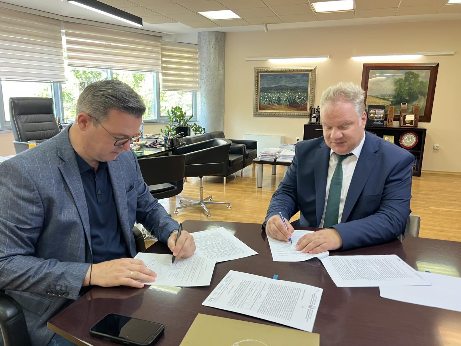ЈП „Национални шуми“ со финансиска поддршка од 48 милиони денари за набавка на нова механизација и опрема