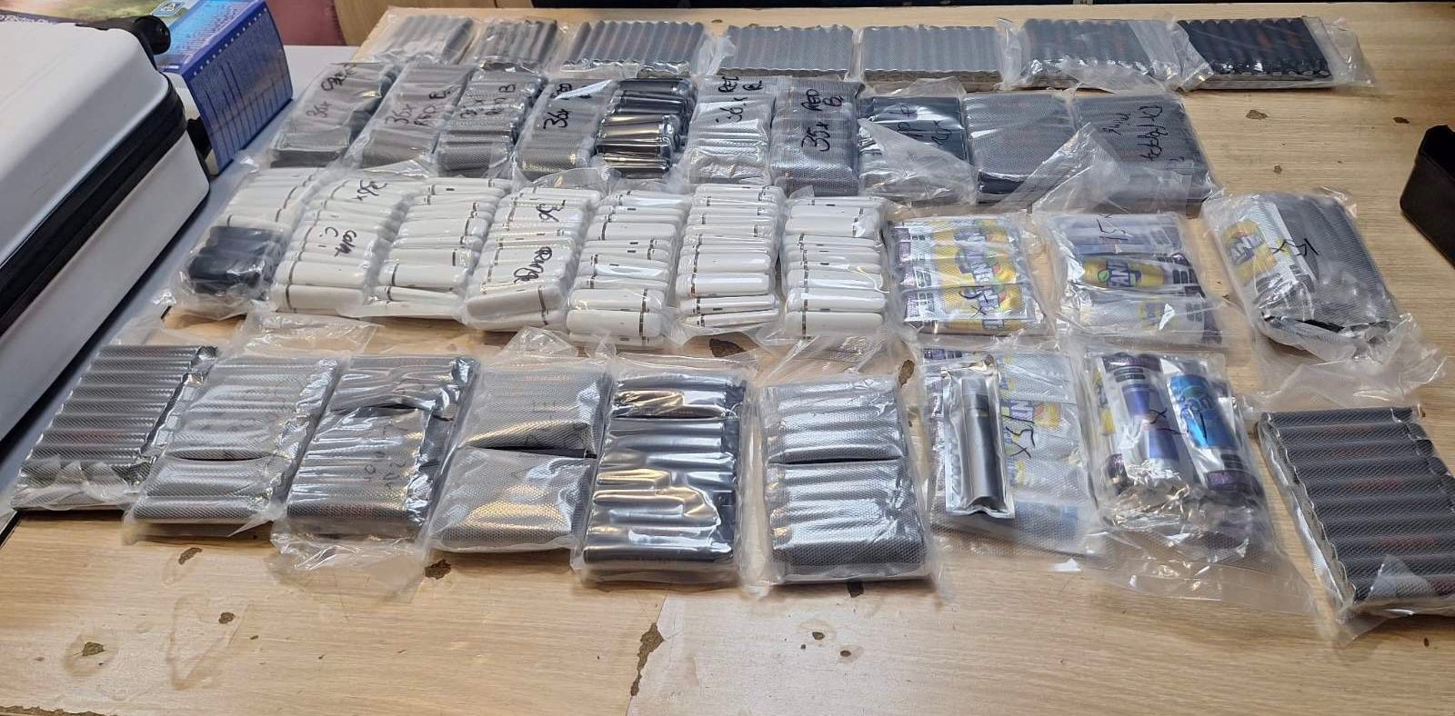 Запленети околу 1000 електронски цигари со непозната материја на Табановце