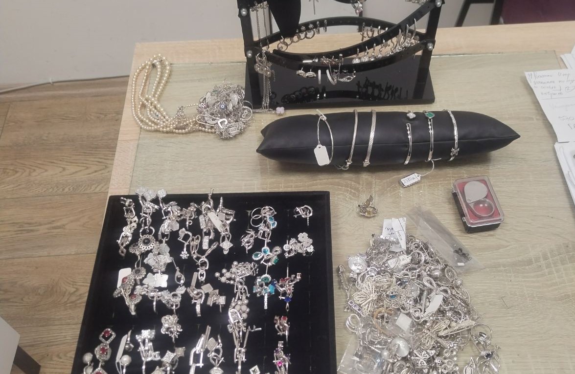 Фатени крадците кои ограбија златарница и две продавници во Прилеп - украденото вратено на сопствениците